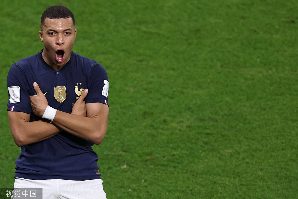 列车暂停3小时，小伙子不得已砸窗，网友建议应该嘉奖他